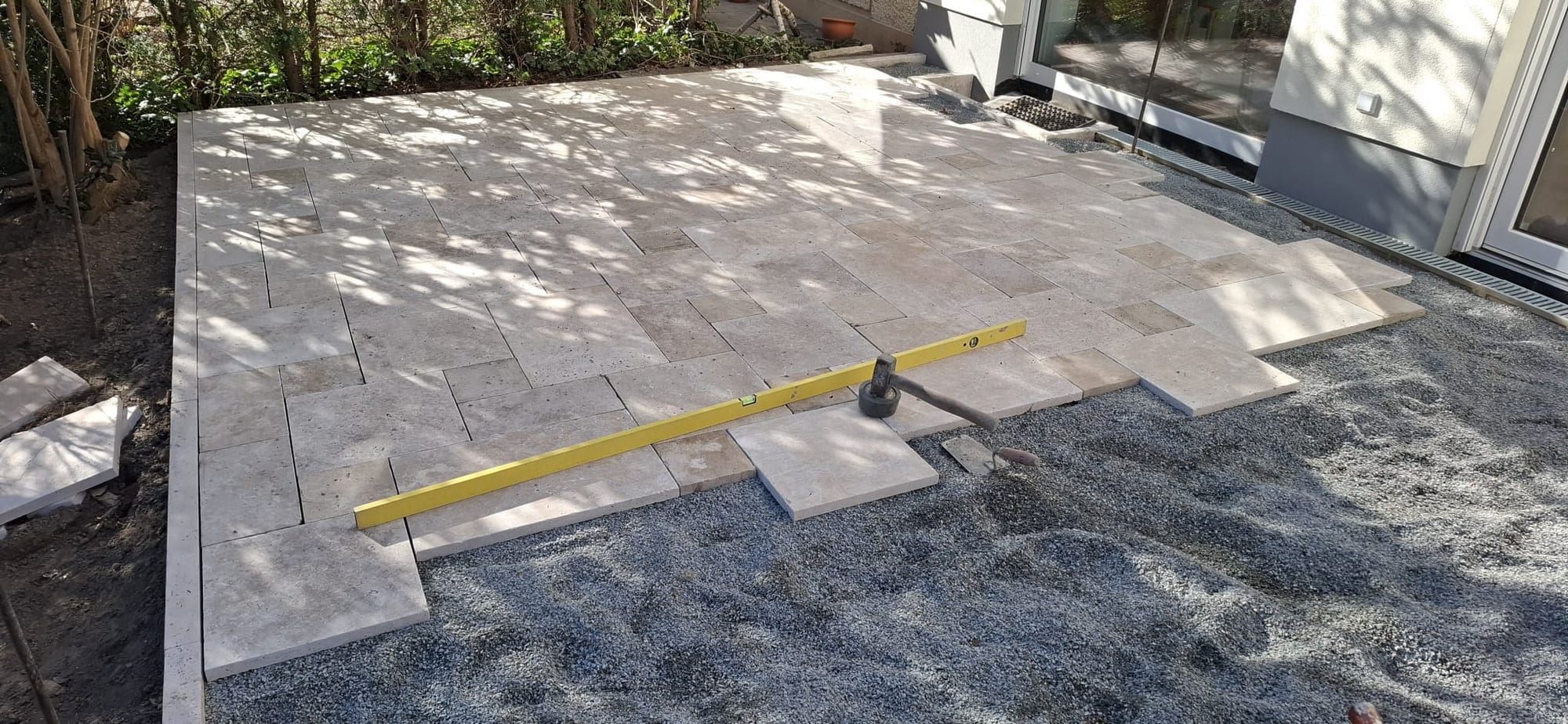 Terrasse aus Travertin-Naturstein in warmem Beige